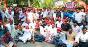खाद की किल्लत से भर्ती परीक्षाओं तक, जनमुद्दों को लेकर सपा युवाओं ने सौंपा ज्ञापन।