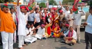 एसआईआर के विरोध में सपा का प्रदर्शन, भाजपा का झंडा जलाया; महंगाई के विरोध में फोड़े मटके।