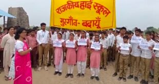 स्कूल के मुख्य गेट से 10 मीटर दूर शराब की दुकान, छात्र-छात्राओं और ग्रामीणों ने किया प्रदर्शन।