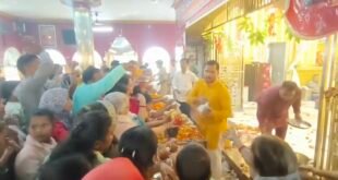 फर्रुखाबाद में शारदीय नवरात्रि के पहले दिन मंदिरों में उमड़ा आस्था का सैलाब, सुरक्षा में तैनात पुलिस।