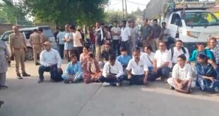 फर्रुखाबाद में NHM कर्मचारियों को पुलिस ने रोका, आक्रोशित कर्मचारियों ने सड़क पर दिया धरना।