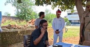 बूथ से गायब मिले बीएलओ, डीएम ने फोन पर लगाई फटकार।