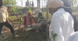 खेत में शहतूत के पेड़ से लटका मिला 55 वर्षीय व्यक्ति का शव, परिवार में मचा कोहराम।