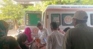वैगनआर की टक्कर से बाइक सवार महिला की मौत, दो घायल।