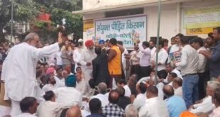 गन्ना भुगतान के मुद्दे पर किसानों के बीच पहुंचे भाजपा नगर अध्यक्ष, विरोध के बीच हुई नोकझोंक।